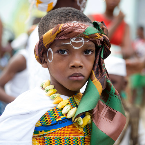 Enfant ivoirien en tenue traditionnel 