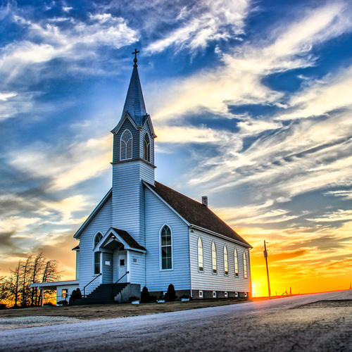 Une église solitaire à Dusk au Kansas