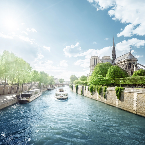La seine, fleuve traversant Paris