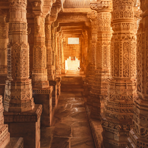 Jaïne / Colonnes du célèbre temple jaïn de Ranakpur