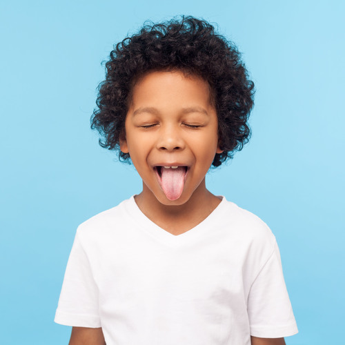 Un enfant qui tire la langue 