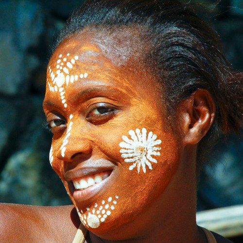 Femme malgache avec peinture traditionnelle