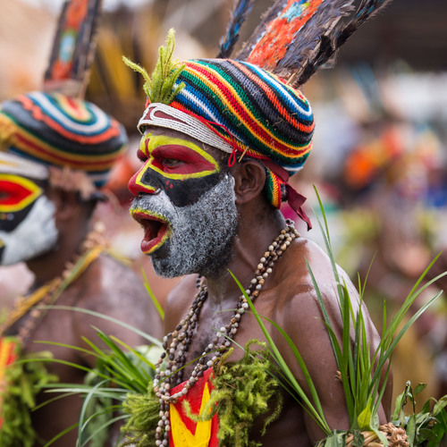 Papouasien en tenue traditionnel 