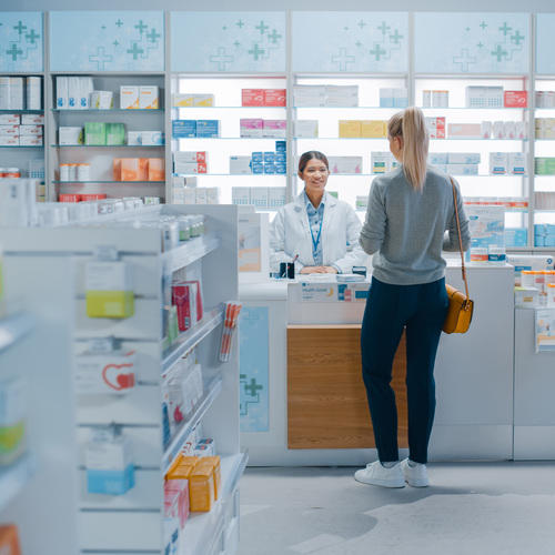 Pharmacienne dans sa pharmacie
